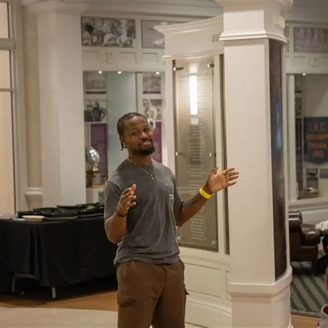Perris Jones ’17 Shares Leadership Lessons at Fall Captains' Dinner